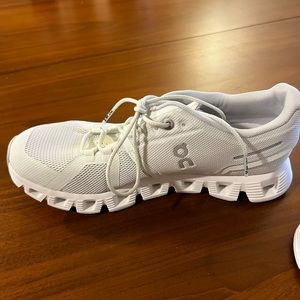 On Women's Cloud 5 - Worn ONCE for sale (size 7.5)